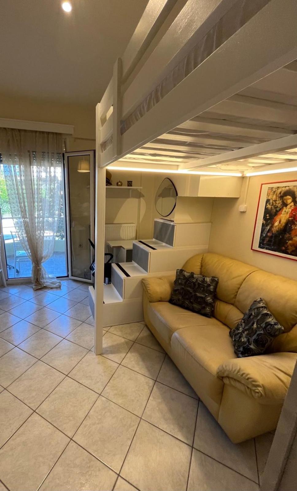 La 2 Apartment *
